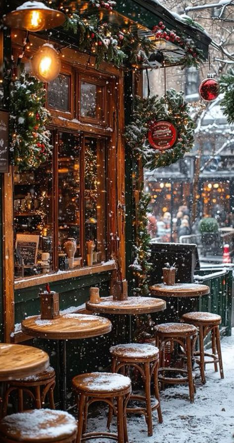 Cozy Winter Christmas Aesthetic, Slow Winter Aesthetic, Winter Cozy Vibes, Christmas Colors Wallpaper, Christmas Cozy Wallpaper, Christmas Cafe Aesthetic, Winter Cozy Wallpaper, Cozy Winter Aesthetic Wallpaper, December Aesthetic Cozy