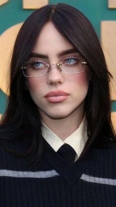 Billie Eilish Reference Photos, Billie Eilish No Makeup, Billie Eilish Face, Rimless Glasses Women, Billie Core, Billie Bossa Nova, Rimless Glasses, Ocean Eyes, Billie Eillish