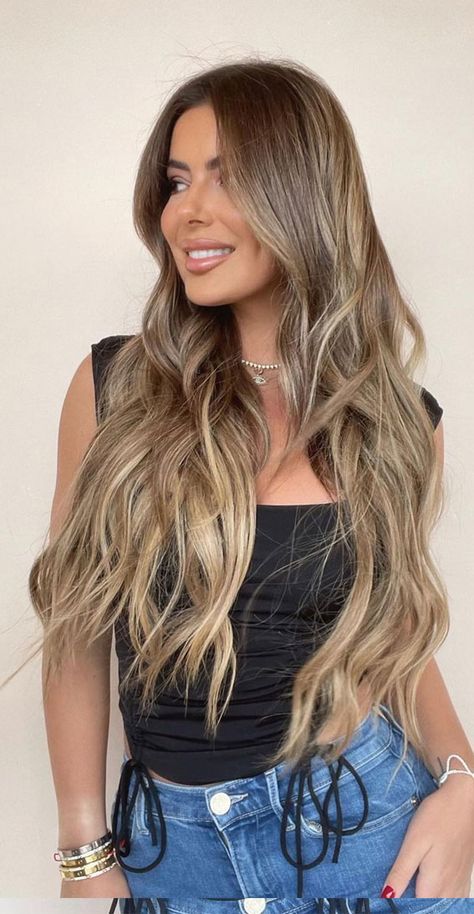 50 Cozy Fall Hair Colour Ideas for a Stylish Season : Boston Cream Pie Beach Waves Fall Hair Colour, Foliage Hair, Pumpkin Spice Hair Color, Pumpkin Spice Hair, New Hair Color Trends, Season Of Change, Hair Colour Ideas, Brown With Blonde Highlights, Fall Hair Color Trends