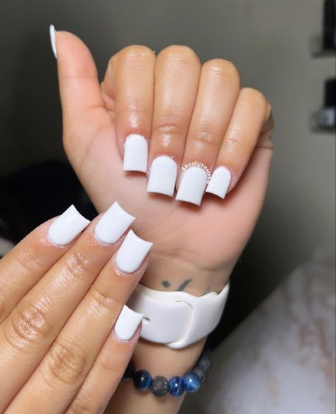 White Full Set Nails Acrylics, Power White Acrylic Nails, Short White Full Set Nails, White Short Nails Black Women, White Shirt Square Nails, Back To School Nails Short White, Cute White Nails For Graduation, Shirt White Acrylic Nails, All White Nails Short