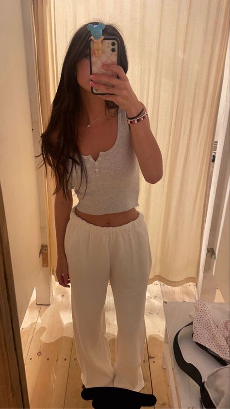 Back To School Simple Outfits, Fits Brandy Melville, Working At Brandy Melville, Outfits With Brandy Sweatpants, Brandy Melville Sweatpants Outfit, Brandy Melville Outfits Winter, Brandy Melville Outfits Sweatpants, Brandy Melville Comfy Outfits, Brandy Sweatpants Outfit