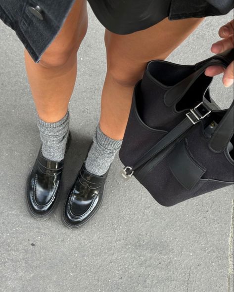 Mocassins look Work Outfit Winter, Outfit Ideas Cold, To Work Outfit, Winter Style Inspiration, Moccasins Outfit, It Shoes, Fashion Style Inspiration, Dream Wishlist, Shoes Socks