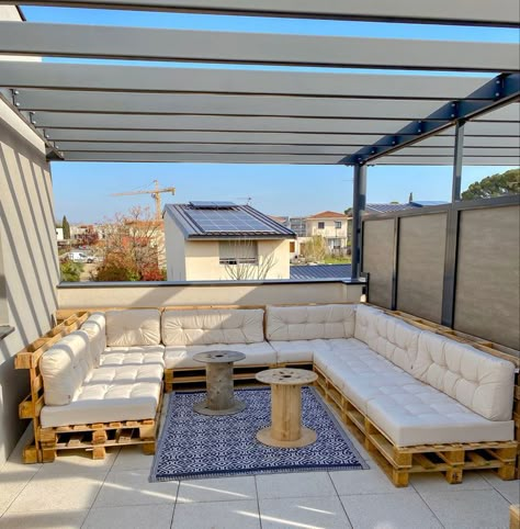 Pallet Terrace Furniture, Eurolava Ideas, Palette Furniture, Pallet Lounge, Pallet Furniture Designs, Pallet Patio Furniture, Rooftop Terrace Design, Pallet Patio, Pallet Sofa