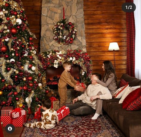 Christmas Tree Photoshoot, Opening Christmas Presents, Christmas With Family, Christmas Family Photoshoot, Christmas Tree Pictures, Color Terracota, Christmas Shoot, Married Christmas, Christmas Family Photos