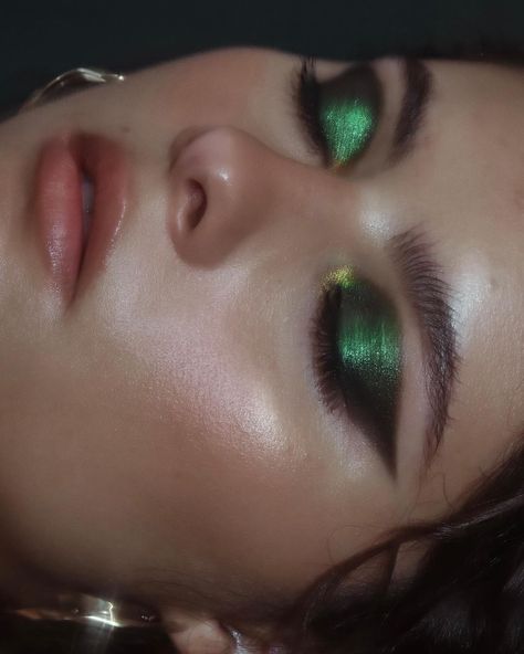 Emerald Eye Makeup, Green Eyeshadow Look, Neutral Makeup Look, Pure Makeup, Prom Makeup Looks, Graduation Makeup, Makeup Artist Business, Alternative Makeup, Green Makeup