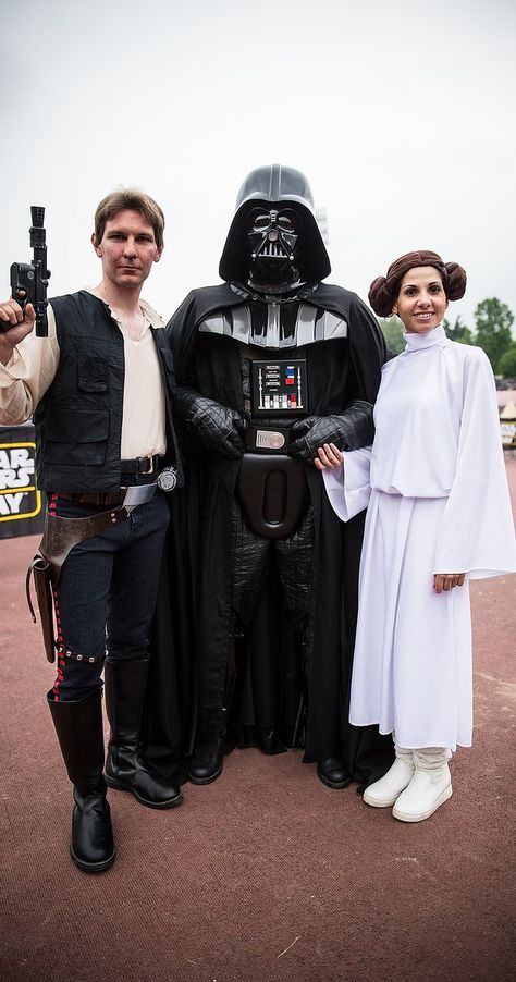 Our Favorite 'Star Wars' Cosplay - IMDb Three Person Costumes, Couple Dress Ideas, Costumes For Three People, 70s Halloween Costumes, Maternity Costumes, Sibling Costumes, Funny Group Costumes, Costume Ideas Group, Fun Halloween Costumes