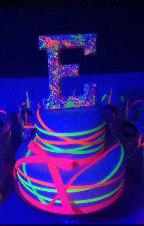 Neon ribbon wrapped fondant uv cake Glow In The Dark Cake, Make Up Torte, Neon Birthday Cakes, Dark Cake, Neon Cakes, 11 Birthday, Glow In Dark Party, Neon Birthday Party, Glow In The Dark Party