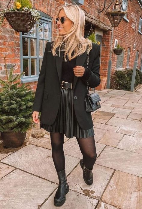 Simple Winter Outfits, Rok Outfit, Ny Outfits, Leather Skirt Outfit, Wardrobe Tips, Outfits Chic, Nice Style, Looks Black, Stylish Work Outfits