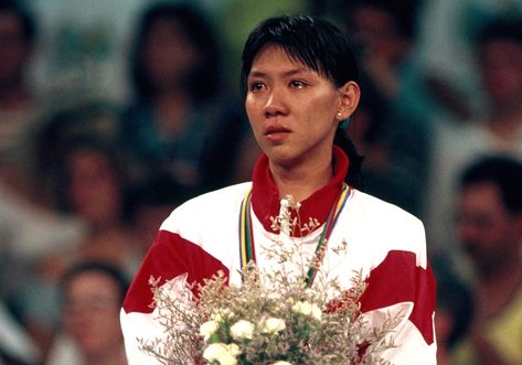 Susi Susanti (Indonesia) 🥇 Women's singles • Barcelona 1992 Olympics #badminton Susi Susanti Badminton, After Movie, Olympic Athletes, Olympic Sports, Action Poses, Summer Olympics, Best Friend Pictures, Vintage Sports, Friend Pictures