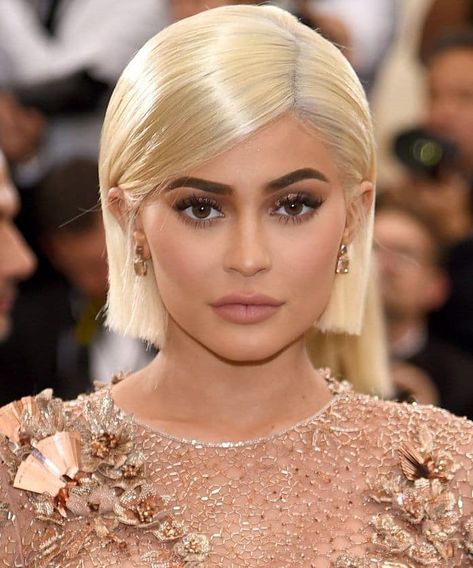 Kylie Jenner Short Hair, Kylie Jenner Eyebrows, Red Bob Haircut, Kylie Jenner Met Gala, Kylie Nails, Kylie Jenner Hair, Looks Kylie Jenner, Kylie Makeup, Estilo Kylie Jenner