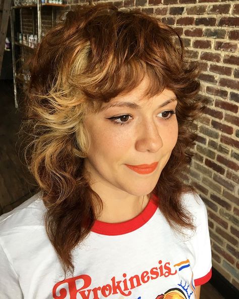 NADYA•EASTMOND on Instagram: “Kind of obsessed with this cut!Upgraded curls ⚡️⚡️—>swipe for the before ✨” Womens Trendy Haircut, Shag Hair Highlights, Wavy Shag With Bangs Medium Layered, Curl Shag Hairstyles, 70s Hair Women, 80s Womens Hair, Mulette Haircut, Shag Haircut Medium, Shaggy Haircuts For Women