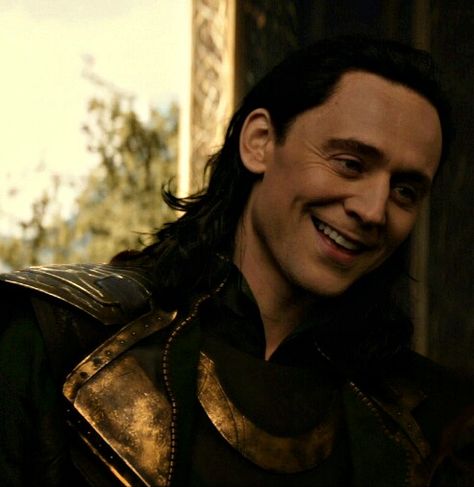 Loki + Smile Loki Icon, Loki Whispers, Loki Aesthetic, Loki Wallpaper, Marvel Dr, Loki God Of Mischief, Loki Avengers, Dark World, Marvel Photo