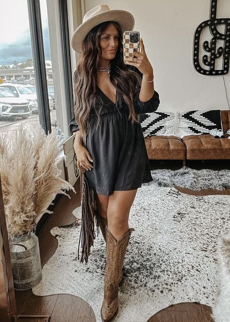 Cowboy Hat Outfit Woman, Western Wear Outfits, Cute Country Outfits, Ranch Wear, Nashville Outfits, Western Style Outfits, Country Fashion, Cow Girl, Outfits With Hats