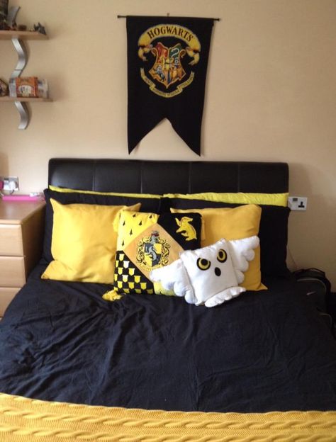 Hufflepuff bedroom Hufflepuff Room Decor, Hufflepuff Bedroom, Hufflepuff Room, Hogwarts Bedroom, Harry Potter Bedding, Harry Potter Pillow, Bedroom 2022, Harry Potter Bedroom Decor, Stile Harry Potter