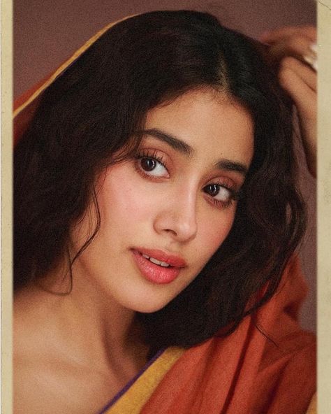 South Indian Makeup, Indian Makeup Looks, Alia Bhatt Photoshoot, Saree Poses, Bollywood Outfits, Indian Photoshoot, Self Portrait Poses, Indian Makeup, Vintage Bollywood