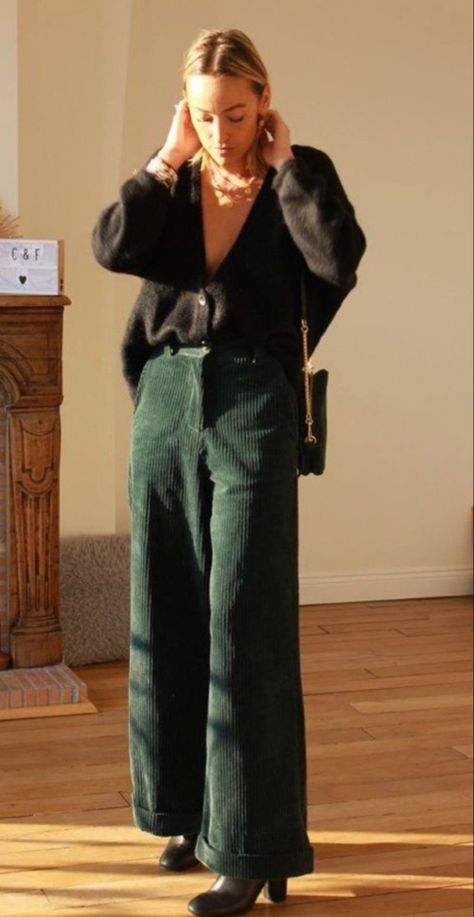 Velvet Pants Outfit, Green Velvet Pants, Corduroy Pants Outfit, Green Pants Outfit, Pants Outfit Fall, Winter Pants Outfit, Cool Winter, Casual Work Outfits, Professional Outfits