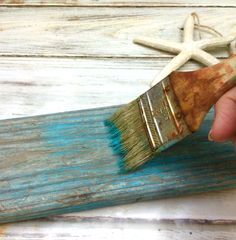 How to make a weathered Beach Sign | diy beach sign | handmade beach decor #WeatheredSign #WoodSign #BeachSign #HomeDecor #diySign MixedKreations.com Coastal Wood Signs Diy, Beach Wall Hanging Diy, Lake House Diy Projects, Beach Signs Wooden Diy, Beach Porch Signs, Beachy Gifts, Caravan Garden, Nautical Landscaping, Beach Signs Diy