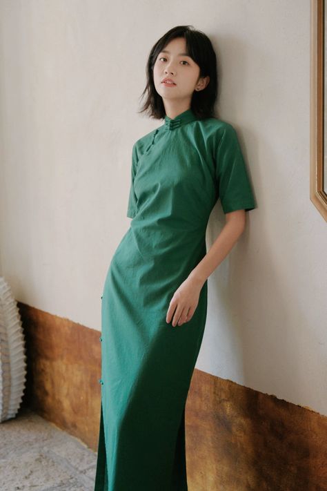 1930s style qipao 旗袍 made of natural cotton and ramie plant fibers create the perfect every dress! In a gorgeous forest green shade, this 30s qipao features vintage half sleeves that create a flattering silhouette, traditional Chinese knot buttons, and lower side slits. Created to be loose around the waist, vintage cheongsams are not as constricting as modern cheongsams making them extremely comfortable for daily wear. The Xiao Senlin 小森林 Little Forest Qipao is versatile piece for layering or to Vietnamese Street Style, Chinese Qipao Traditional, Chinese Modern Fashion, Dress China Style, China Outfits Style, Modern Traditional Dresses, Japanese Womens Fashion, Chinese Dress Traditional, Qipao Outfit