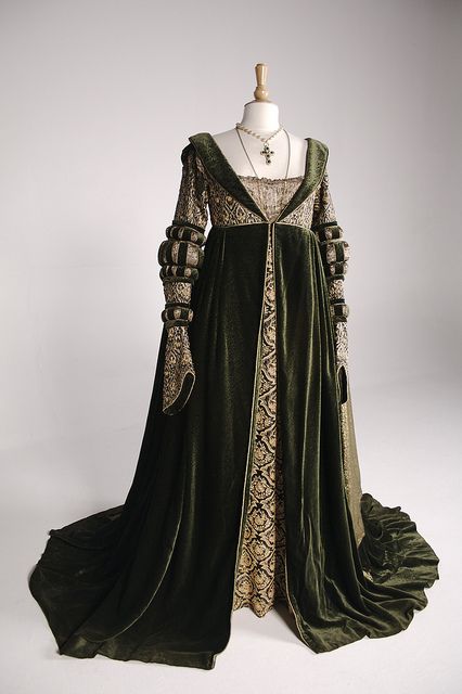 Ever After (1998), 16th Century, Angelica Huston as the Baroness Rodmilla De Ghent. Costume Design by Jenny Beavan. Best Costume Award from the Academy of Science Fiction, Fantasy and Horror Films. by Louisiana Art & Science Museum, via Flickr Jenny Beavan, Gaun Abad Pertengahan, Alicent Hightower, Medieval Costume, Medieval Dress, Medieval Clothing, Stage Costume, Medieval Fashion, Fantasy Dress