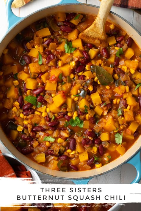 Three Sisters Butternut Squash Chili Recipe: A Native American recipe with squash, corn, and beans. This Slow Cooker Vegetarian Chili Recipe is rich and inviting! #ASpicyPerspective #vegetarian #vegan #healthy #chili American Chili Recipe, Squash Chili Recipe, Butternut Squash Chili Recipe, Vegetarian Chili Crock Pot, Squash Chili, Slow Cooker Vegetarian Chili, Butternut Squash Chili, Vegetarian Chili Recipe, Plats Healthy