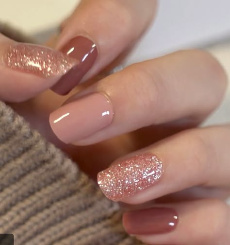 Natural Ombre Nails With Glitter, Ongles Beiges, Glitter Gel Nails, Simple Gel Nails, Valentine Nails, Cute Gel Nails, Short Acrylic Nails Designs, Neutral Nails, Elegant Nails