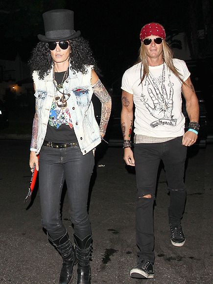 CINDY CRAWFORD & RANDE GERBER AS SLASH & AXL ROSE Celebrity Fancy Dress, Couples Fancy Dress, 80s Dress Up, Rockstar Costume, Rock Costume, Jamie Hince, 80s Fancy Dress, Rose Costume, 80s Party Outfits