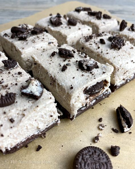 NO BAKE COOKIES & CREAM PROTEIN BARS - Nutritionist Mom Protein Oreo Dessert, Healthy Desserts With Protein Powder, Protein Bar Recipe, Protein Dessert Recipes, Protein Mug Cakes, Low Calorie Protein, Sweet Bakes, Protein Cheesecake, Recipe Cookies