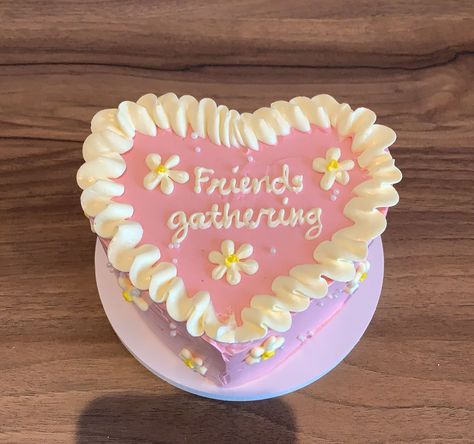 Friendship Cake, Friends Cake, Friends Gathering, Mini Cake, Mini Cakes, Cake Designs, Strawberries, Birthday Cake, Cake