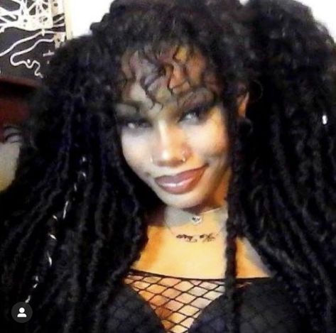 Black Alt People, Alt Hairstyles Black Women, Goth Locs, Black Alt Hair, Black Alt Hairstyles, Alt Black Hairstyles, Goth Curly Hair, Alt Hair Styles, Alt Black Woman