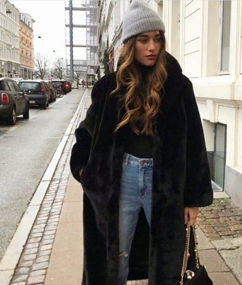 Black Fur Coat Outfit, Faux Fur Coats Outfit, Winter Business Outfits, Fur Coat Outfit, Winter Mode Outfits, Black Fur Coat, Beanie Outfit, Black Faux Fur Coat, Trendy Outfits Winter