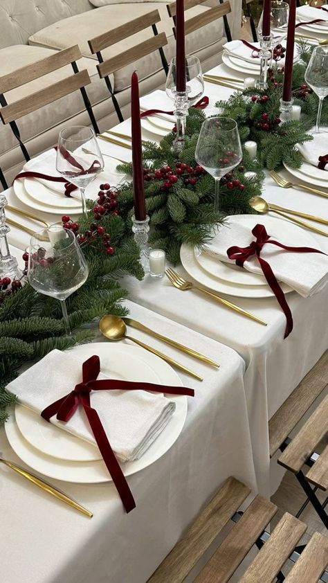 Transform your holiday gatherings into a festive wonderland with these captivating Christmas table settings and decorating ideas. From elegant silver and gold accents to rustic charm with evergreens, your table will be the talk of the season. Christmas Dinner Table Settings, Christmas Dreaming, Christmas Dinner Table, Christmas Dinner Party, Hosting Christmas, Christmas Decor Inspiration, Christmas Themes Decorations, Christmas Tablescapes, White Plates