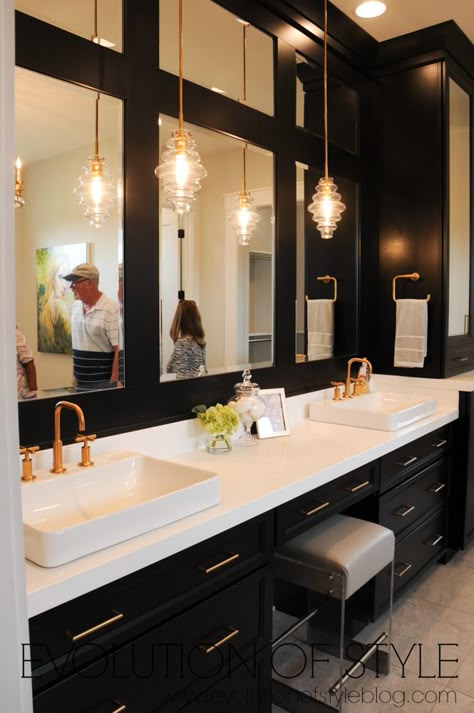 Bathroom With Black Cabinets, Black Cabinets Bathroom, Gold Bad, Large Bathroom, Bad Inspiration, Master Bath Remodel, Gold Bathroom, Black Cabinets, Traditional Bathroom