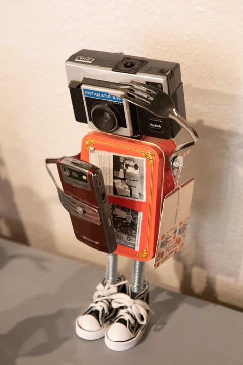 Recycled Robot, Assemblage Art Dolls, Tin Can Art, Vintage Robots, Recycled Art Projects, Garden Art Ideas, Robot Sculpture, Trash Art, Arte Robot