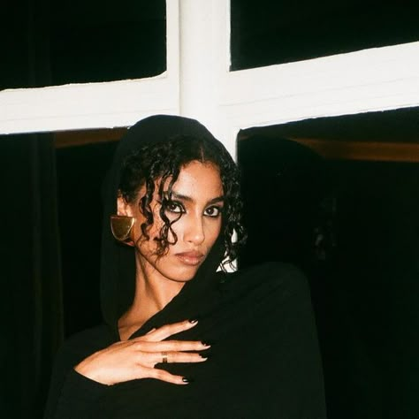 Imaan Hammam on Instagram: "🖤✨ @ysl for the @vanityfair Oscars after party" Iman Hammam Style, Iman Hammam, Imaan Hammam Aesthetic, Imaan Hammam, Imaan Hammam Instagram, Imaan Hammam Photoshoot, Imaan Hammam Selfie, Imaan Hammam Face, Imaan Hammam Off Duty