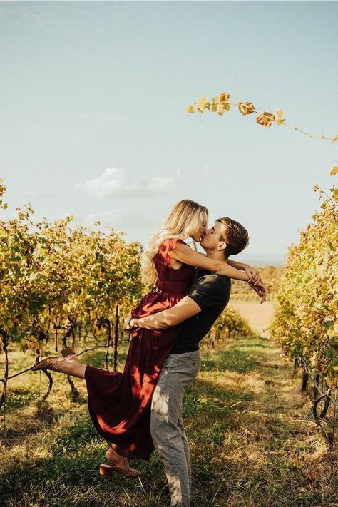 Couple Photoshoot Engagement, Shooting Photo Couple, Vineyard Engagement Photos, Vineyard Engagement, Winery Engagement, Vineyard Photography, Anniversary Photography, Engagement Picture Outfits, Pre Wedding Shoot Ideas