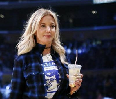 Celebrity biography, gossip, lifestyle and relationship Jerry Buss, Jeanie Buss, Phil Jackson, Sport Management, Influential Women, University Of Southern California, Celebrity Biographies, National Basketball Association, Volleyball Players