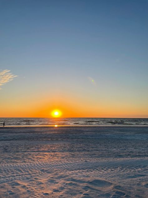 Sunset at st. Pete beach in florida. Sunset time. Summer time. Summer. St Petersburg Florida Aesthetic, St Pete Beach Florida, St Pete Florida, Beach In Florida, Clearwater Florida, St Pete Beach, Senior Trip, St Petersburg Florida, Sophomore Year