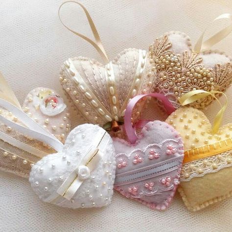 Heart Sachet, Shabby Chic Hearts, Felt Crafts Christmas, Felt Christmas Decorations, Fabric Hearts, Shabby Chic Christmas, Shabby Chic Crafts, Lavender Bags, Lace Heart