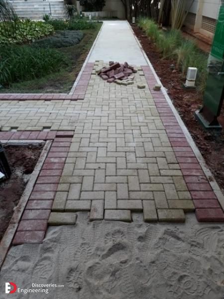 Diy Garden Path, Garden Path Ideas, Front Yard Walkway, Budget Landscaping, River Rock Garden, Front Yard Decor, Paving Ideas, Patio Pavers Design, Walkway Design