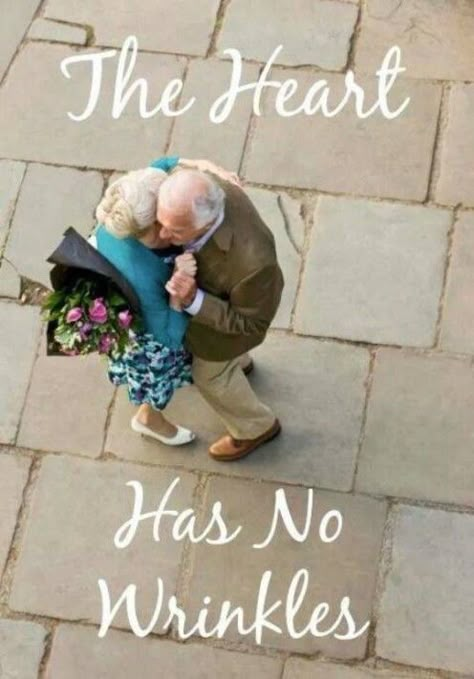 Has No Wrinkles Hug Aesthetic, Older Couple, Growing Old Together, Old Couples, Old Love, Young At Heart, Old Age, This Is Love, Hopeless Romantic