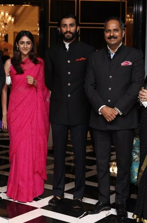 Maharaja Sawai Padmanabh Singh with his sister Princess Gauravi Kumari & father Maharaja Narendra Singh of Jaipur Gauravi Kumari Jaipur, Sawai Padmanabh Singh, Rajputana Saree, Gauravi Kumari, Padmanabh Singh, Wedding Outfits Indian, 17th Century Fashion, Casual Elegant Style, Rajputi Dress