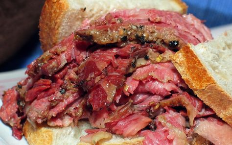 Schwartz’s – Roadfood - Montreal - Legendary Smoked Meat Sandwich - Jewish Cafe Montreal Smoked Meat Recipe, Montreal Smoked Meat, Ny Food, Smoked Meat Recipes, Meat Sandwich, Smoked Meat, Smoked Brisket, Nyc Food, Best Sandwich