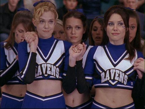 Peyton and Brooke were hopeful at the Tree Hill Ravens cheerleading competition in season 1. #OneTreeHill Bevin Prince, One Tree Hill Outfits, Tree Hill Ravens, One Tree Hill Brooke, Ravens Cheerleaders, One Tree Hill Cast, Bethany Joy Lenz, Hilarie Burton, Peyton Sawyer