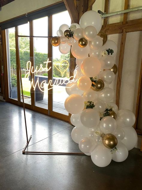 Just Married Backdrop, Balloon Arch With Neon Sign, Communion Decor, Wedding Table Layouts, Selfie Station, Birthday Deco, Sequin Wall, Fun Wedding Decor, Throwing A Party