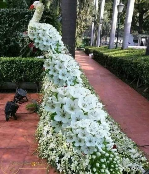 Topiary Garden, Flower Arrangements Simple, Garden Art Sculptures Diy, Garden Art Projects, Fresh Flowers Arrangements, Garden Landscape Design, Beautiful Flower Arrangements, White Gardens, Garden Art Sculptures