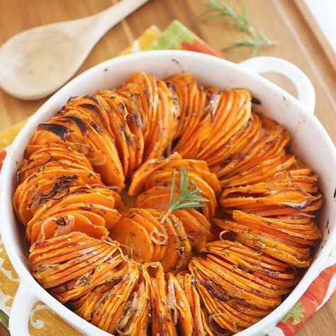 Crispy Roasted Rosemary Sweet Potatoes Recipe | Yummly Rosemary Sweet Potatoes, Crispy Sweet Potato, Fast Metabolism, Idee Pasto Sano, Thanksgiving Side Dishes, Potato Dishes, Sweet Potato Recipes, Casserole Dish, Yummy Sides