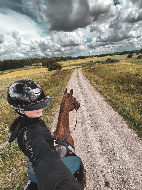 Aesthetic Horse Riding Pics, Equestrian Aesthetic Dressage, Selfie With Horse, Cute Pictures To Take With Your Horse, Horse Riding Dressage, Riding Horses Aesthetic, Horse Aesthetic Pictures, Aesthetic Horse Pictures, Equitation Aesthetic