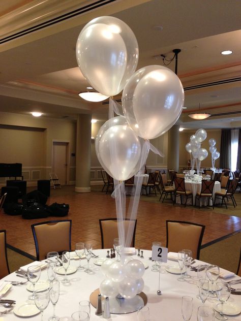 Clear Balloons Centerpieces, Balloon Table Arrangements, Classy Balloon Centerpieces, Wedding Balloon Table Decorations, Diy Balloon Table Centerpiece, Balloons On Table Decor, Ballon Centre Piece, Wedding Balloon Centerpieces, Ballon Table Centerpiece