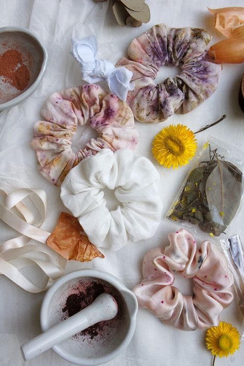 Bundle Dyeing, Plant Dyeing, Eco Printing Textiles, Eco Dyeing Fabric, Paper Daisies, Diy Hair Scrunchies, Natural Dye Fabric, Eco Dyeing, Madder Root