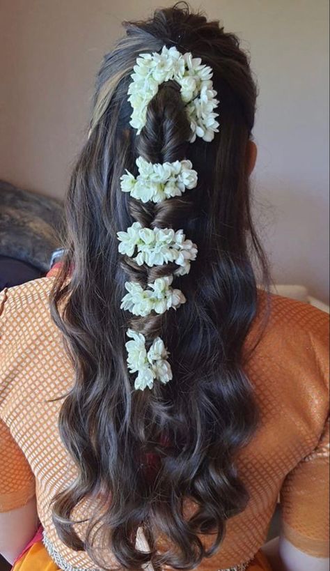 Gajara Hairstyle Open Hair, Gajra Hairstyles Open, South Asian Hairstyles, Open Hairdo, Hair Gajra, Messy Braided Hairstyles, Desi Jewellery, Flower Garland Hair, Nikah Decor